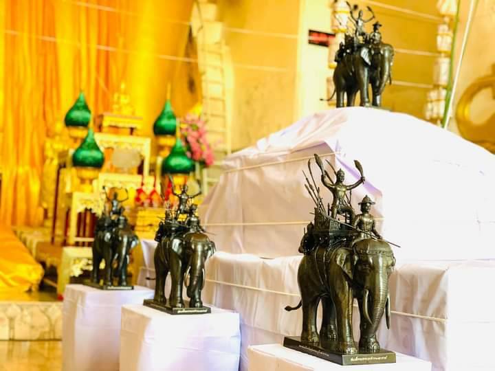 รูปหล่อ พระนเรศวร ทรงช้าง ออกศึก เนื้อทองเหลือง ปี2563