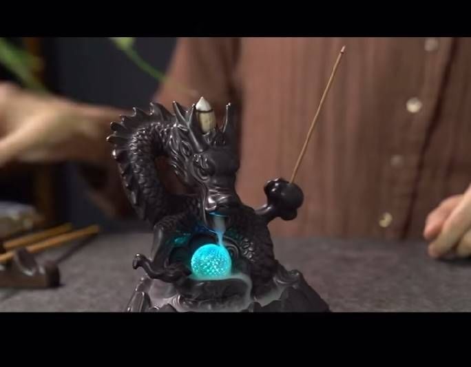 ที่วางกำยาน มังกร (กำยานบนหัวมังกร ธูปปักที่มือมังกร) (ขนาด ฐาน 13.8cm*14.5cm) (วัสดุเซรามิก มีไฟled ไฟเปลี่ยนสีไปตามจังหวะ)