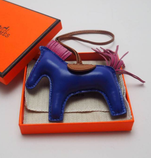 ที่ห้อยกระเป๋า hm charm รูปตัวม้า มีหลายสีสต๊อกเปลี่ยนตลอดสอบถามได้ค่ะ