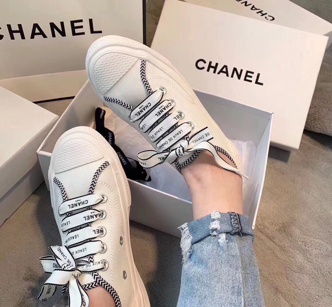 รองเท้าผ้าใบ cn sneakers สีขาวและสีดำ