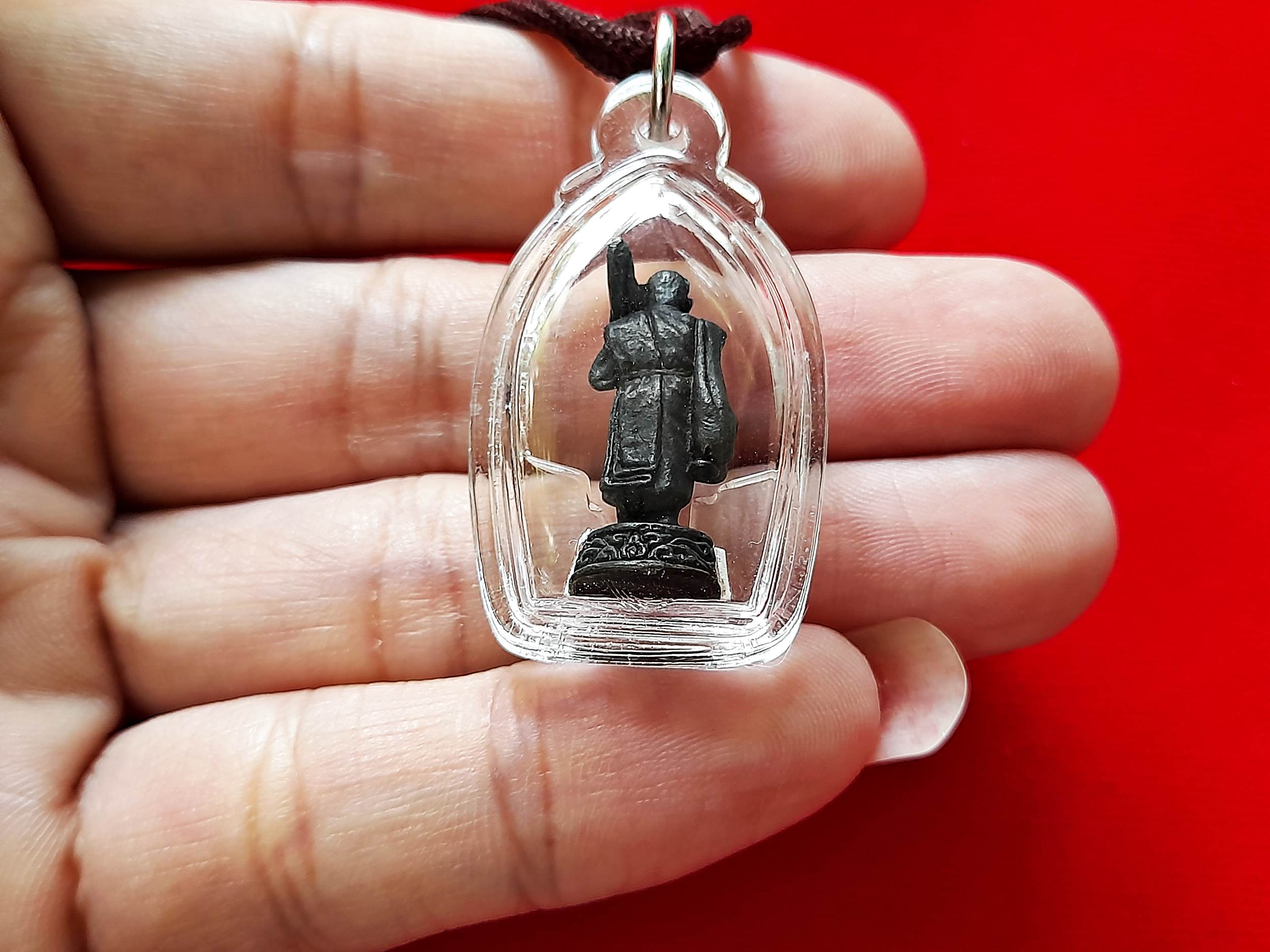 รูปหล่อ หลวงพ่อยงยุทธ ปางธุดงค์ รุ่น1 (ขนาดห้อยคอ พกพา) เนื้อโลหะ(ชนวนโลหะจากรูปหล่อองค์จริง) ปี2530 #รับประกันแท้และทัน - หลวงพ่อยุงยุทธ วัดเขาไม้แดง จ.ชลบุรี