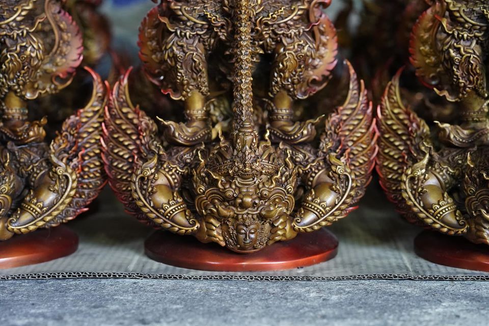 รูปหล่อ ท้าวเวสสุวรรณ ยืนถือกระบอง ทรงบน หลัง ราหู เนื้อทองเหลือง เต็มสูตร งานเน้นรายระเอียดปราณีต (ขนาดสูง16นิ้ว) - (ราหู มี ปีกเป็นครุฑ มี ลำตัวเป็นพญานาค) - (ปลุกเสกฤกษ์ เสาร์5 ปี2563)