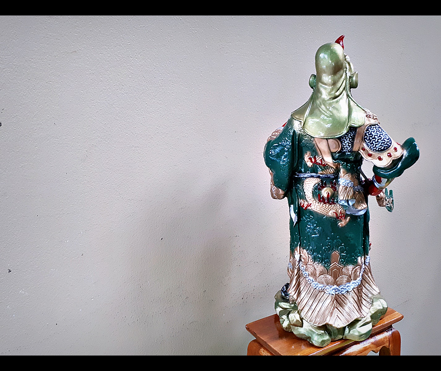 รูปหล่อ เซียน กวนอู ปางทรงยืน ถือง้าว เนื้อเรซิ่นลงสี (ขายปลีก ขายส่ง)