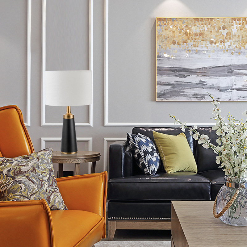 โคมไฟตั้งโต๊ะฐานทรงกระบอกสีดำทองโป๊ะผ้าสีขาว [A230]