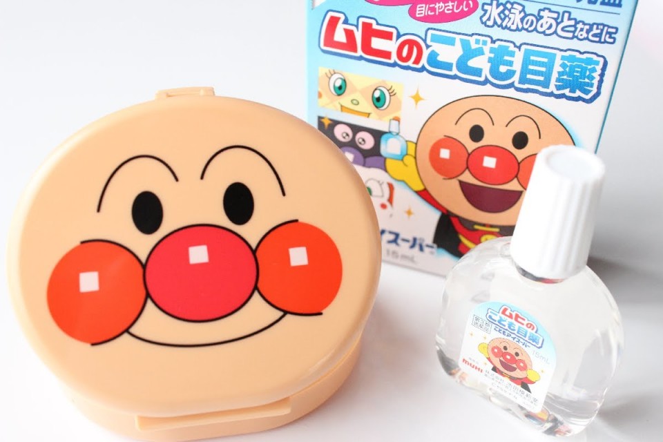 Muhi Anpanman Eye Super ยาหยอดตามูฮิลายอันปังแมน 15mL วิตามินหยอดตาเด็ก ใช้ได้ผู้ใหญ่ใช้ดี แถมตลับใส่ขวดยาหยอดตารูปหน้าอันปังแมนสุดน่ารัก ไว้หยอดตาหลังว่ายน้ำ หรือแก้ระคายเคืองดวงตาจากฝุ่นละออกเข้าตา หรือเมื่อยล้าจากการอ่านหนังสือ ดูทีวี หรือเล่นเกมนานๆ