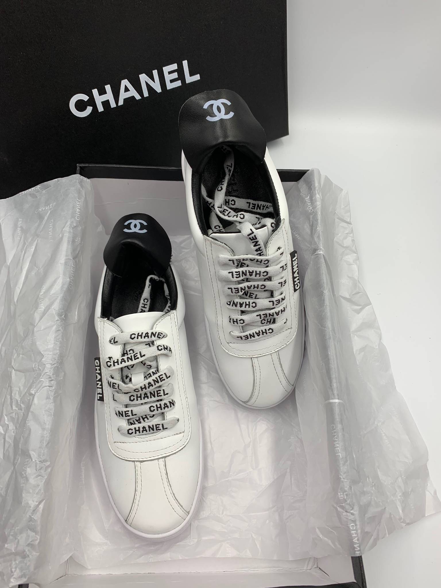 รองเท้าผ้าใบ cn cc sneakers รุ่นใหม่ สีขาวกับดำ สอบถามไซส์ได้ค่ะสต็อคของเปลี่ยนตลอด