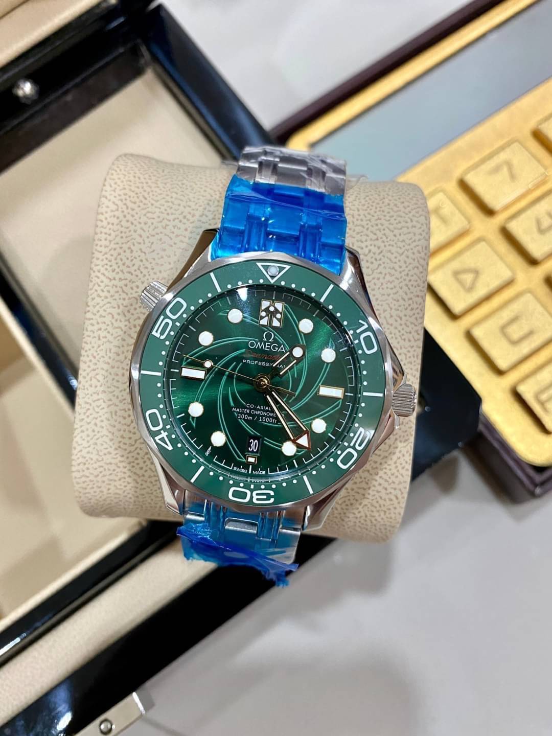 นาฬิกา Omega Seamaster Master 300M Automatic 42MM. หน้าเขียว