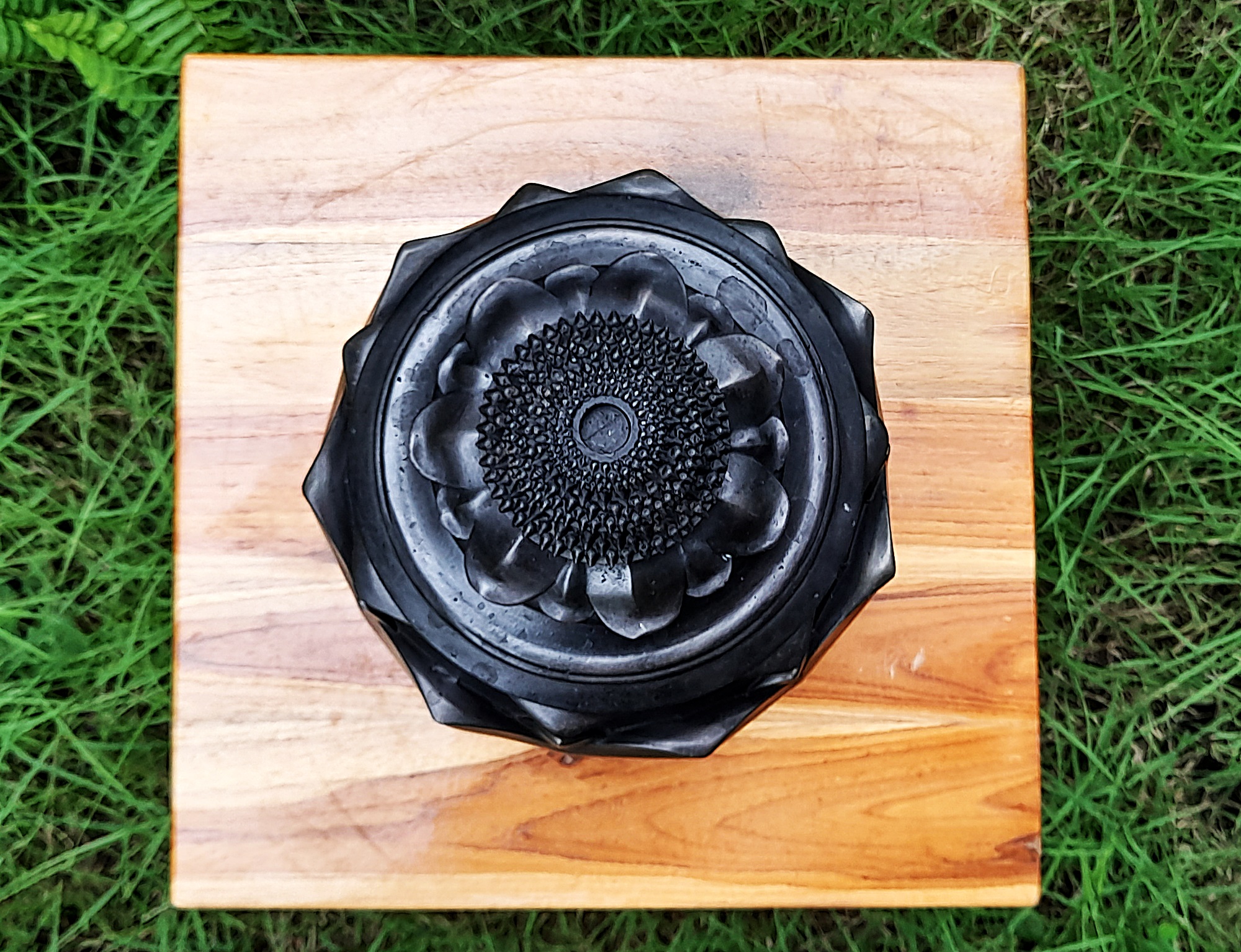 โถ้บาตร ทำน้ำมนต์ ทรงดอกบัวตูมใหญ่ เนื้อทองเหลือง สีดำ