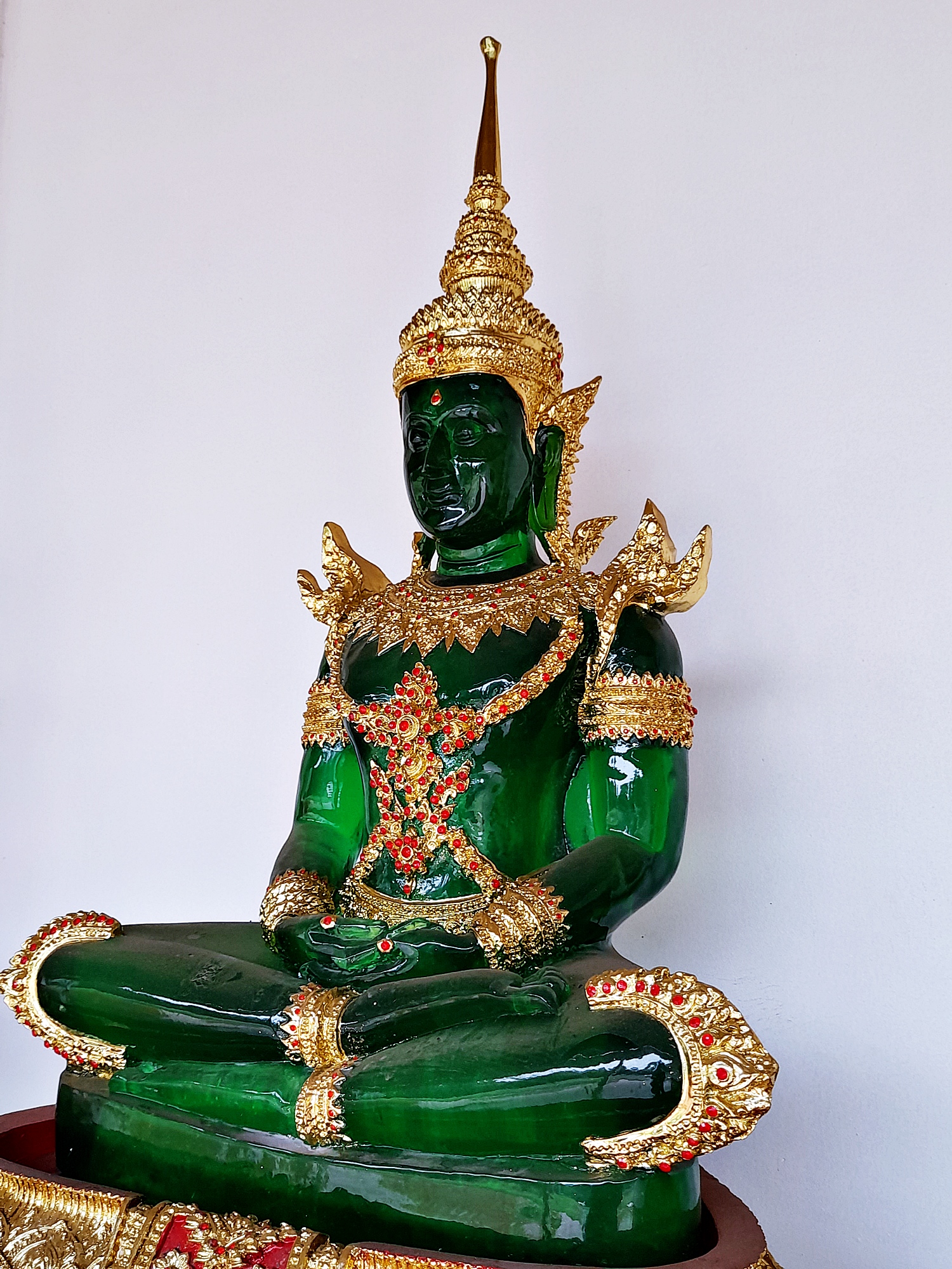 พระแก้วมรกต ปางพระจักรพรรดิ์ สีประจำวันเกิด7สี (ขนาดใหญ่) - (สีแดง สีเหลือง สีชมพู สีเขียว สีส้ม สีฟ้า สีม่วง)