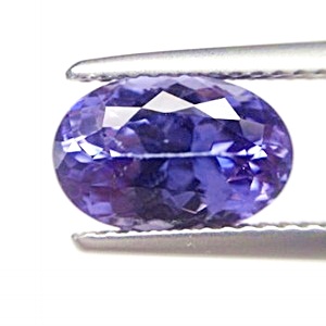 Tanzanite พลอยแทนซาไนท์ รูปไข่ หนัก 2.63 กะรัต สีน้ำเงินอมม่วง สีหวานสวย ความสะอาดมองตาเปล่าสะอาดไม่มีตำหนิ หรือส่องด้วยกล้องขยายไม่มีตำหนิ