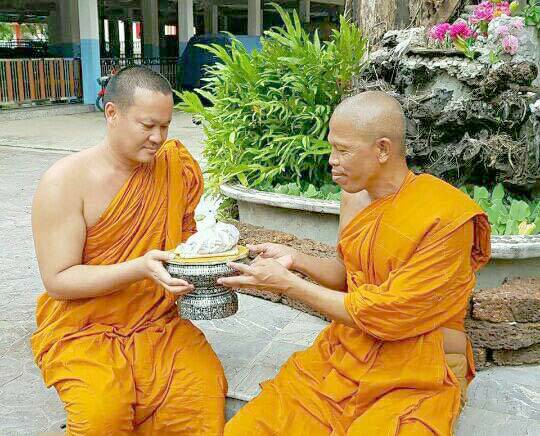 รูปหล่อ หลวงพ่อกวย วัดโฆสิตาราม ทำน้ำมนต์ (เข้าพิธีอฐิษฐานจิตปลุกเสก39พิธี) ฐานบรรจุมวลสารเก่าและ#เกศา#จีวร หลวงพ่อกวย (ขนาดห้อยคอ 1.5ซม) ปี2561 #รับประกันแท้