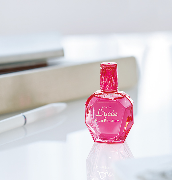 (รุ่นพรีเมี่ยม สำหรับไม่ใส่คอนแทก) Rohto Lycee Rich Premium 13mL วิตามินหยอดตา ความเย็นระดับ 3 รุ่นใหม่ที่ทำออกมาสำหรับคนที่ใช้สายตาอย่างหนักจนตาล้าทุกวัน ด้วยส่วนผสมวิตามินที่ช่วยบำรุงเข้มข้นกว่าเดิม และแพคเกจสุดคิวท์