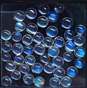Moonstone มุกดาหาร เหลือบบลูชีน รูปกลมหลังเบี้ย ขนาด 3 มิล (+,-2 มิล) สีของเนื้อพลอยสีขาวใส มีเหลือบสีฟ้าหรือเหลือบบลูชีนทุกเม็ด เนื้อสะอาดทุกเม็ด