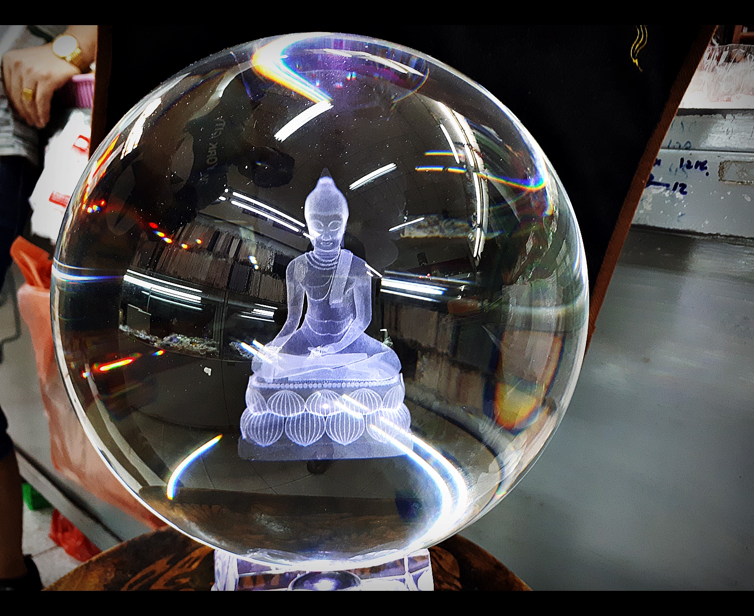 ลูกแก้ว ลาย พระพุทธรูป 3 มิติ ขนาด 8นิ้ว (20ซม.) พร้อมฐานไม้รองวาง