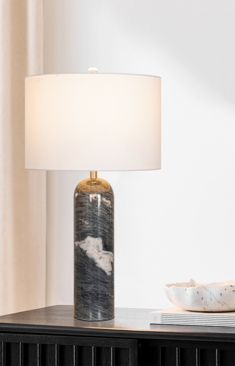 โคมไฟตั้งโต๊ะฐานหินอ่อนทรงกระบอกแนวตั้งปลายมน โป๊ะผ้าสีขาว สไตล์ Modern Luxury [RX073]