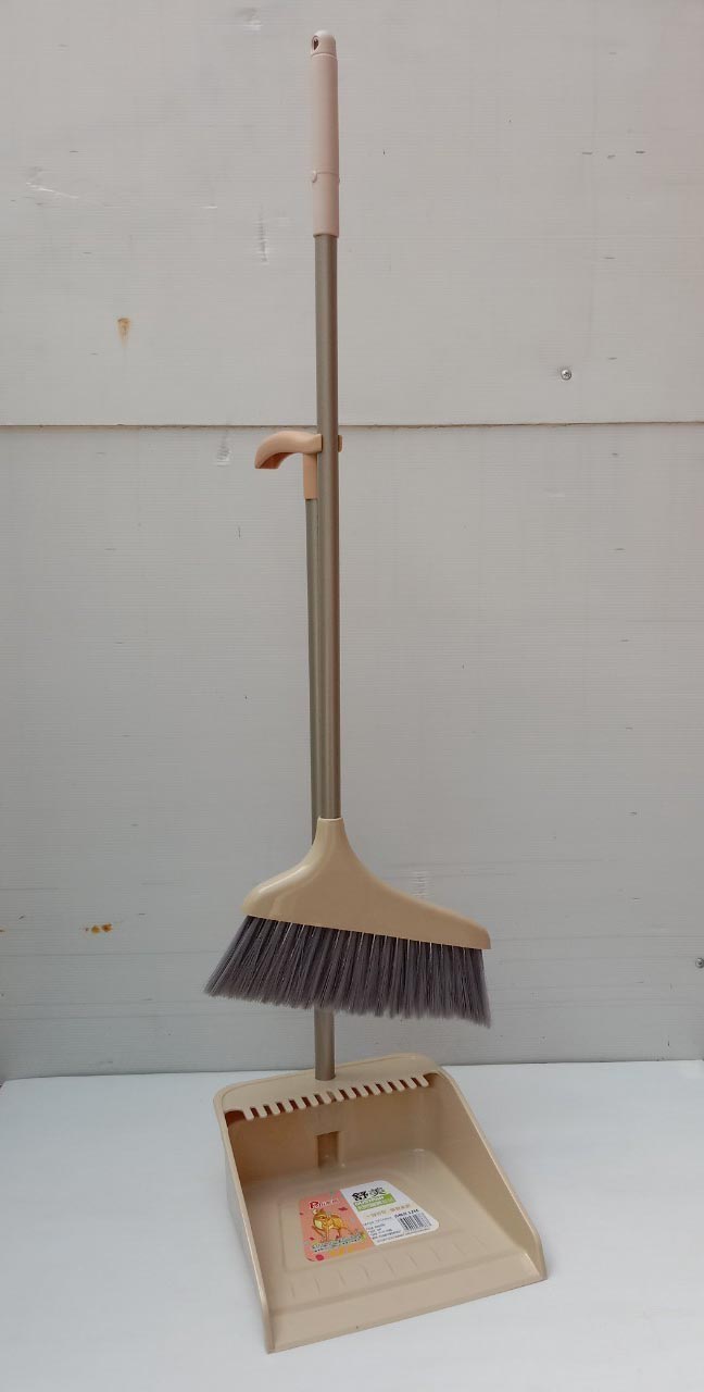 ไม้กวาดพื้นพลาสติก พร้อมที่โกยผง