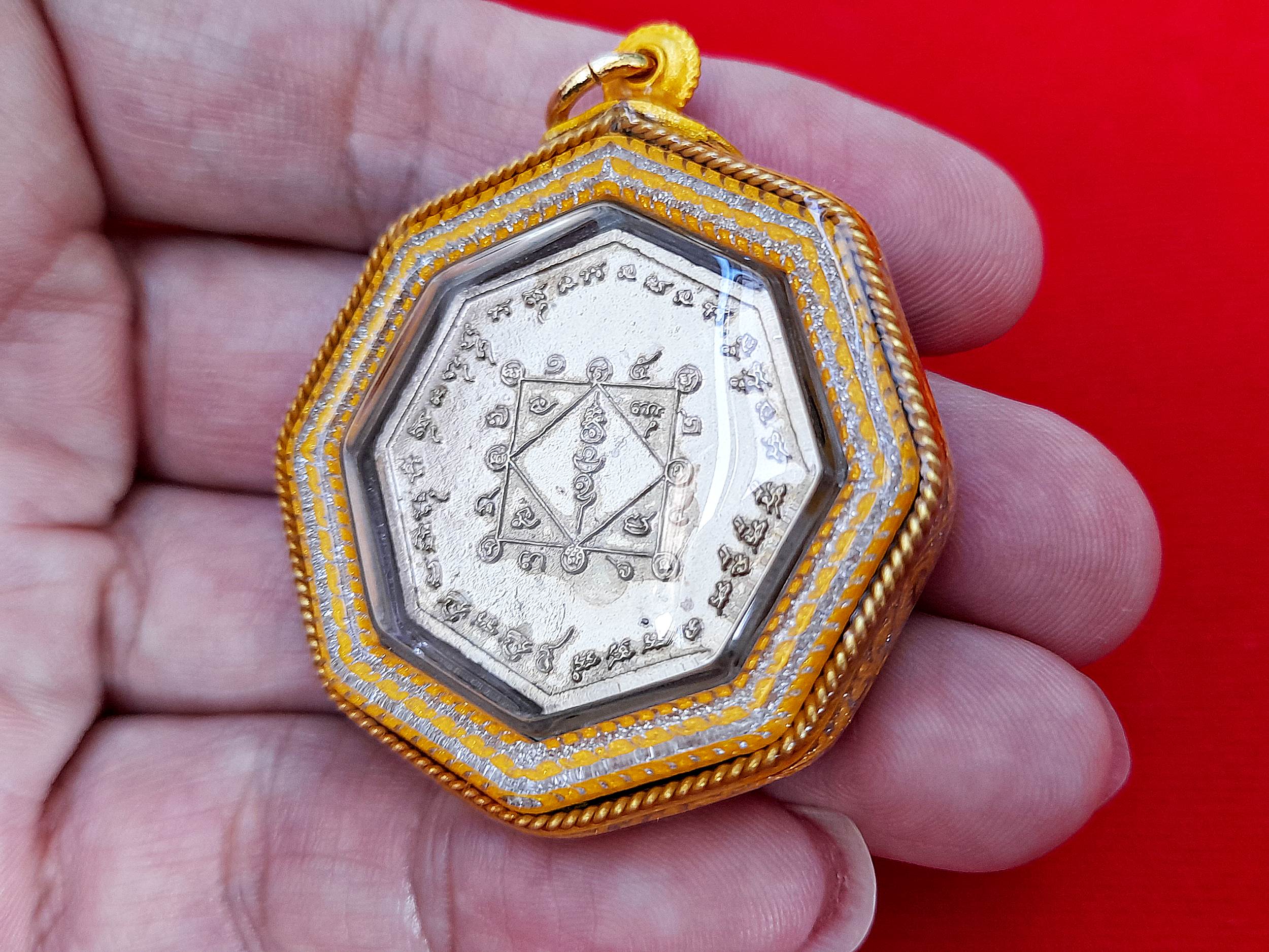 เหรียญ หลวงปู่ เดินหน อิเกสาโร เพรชยอดมงกุฎ หกเหลี่ยม ระงับโศก-รับโชคทุกทิศ เนื้อเงินแท้(ผสมทองคำและชนวนสัมฤทธิ์) ปี2565 #รับประกันแท้ (เลี่ยมกันน้ำล้อมเพรช) - จัดสร้างโดย ฅนขลังคลังวิชา