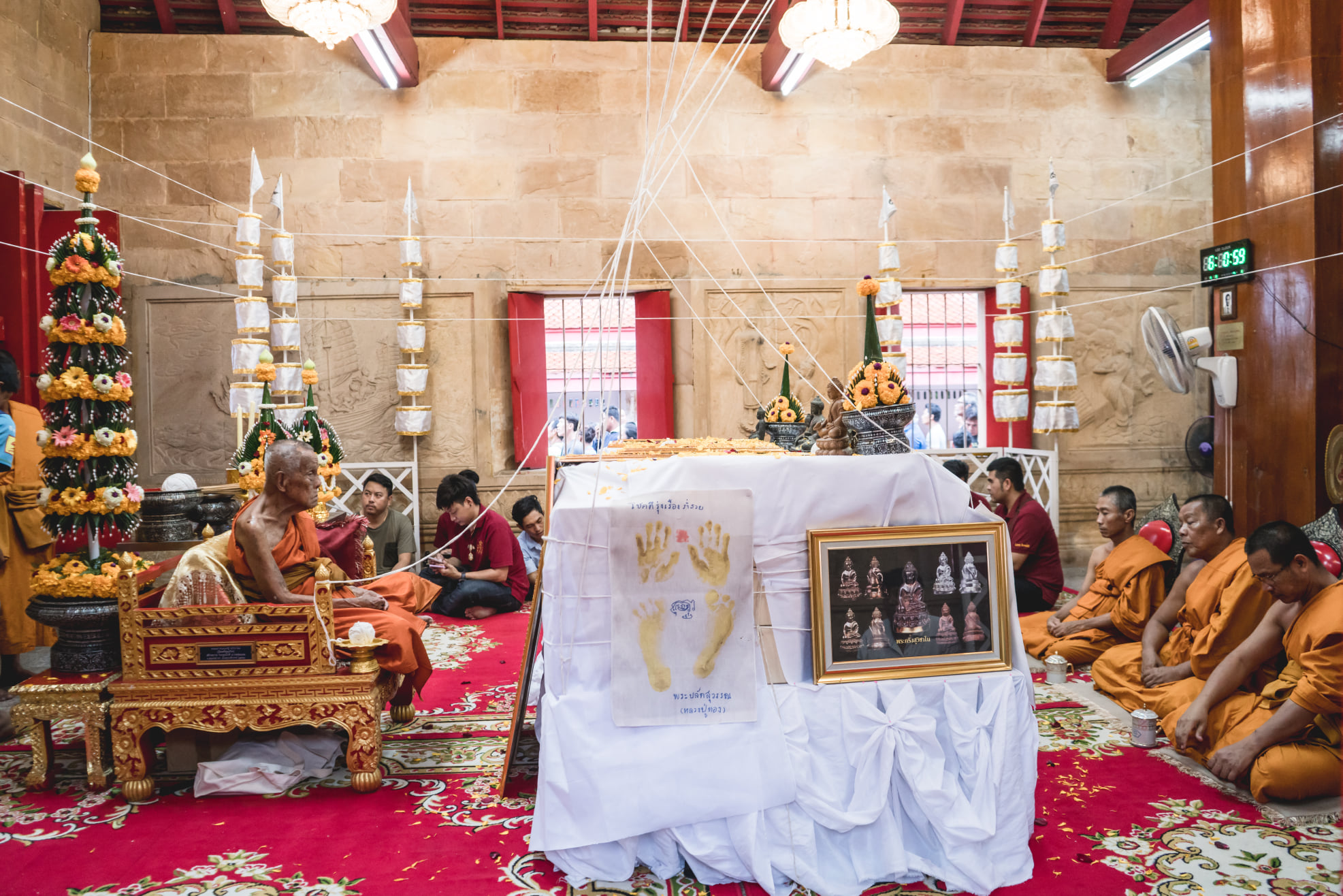 ล็อกเก็ต ฉากทอง ตอกโค็ด (หลังฝัง ผงมวลสาร/เกศา/จีวร/พระชัยวัฒน์ เนื้อเงินแท้/ตะกรุด ทองคำ-เงิน แท้) ปี2562-2563 (สร้าง19องค์) - หลวงพี่เก่ง วัดท่าเสา จ.สมุทรสาคร