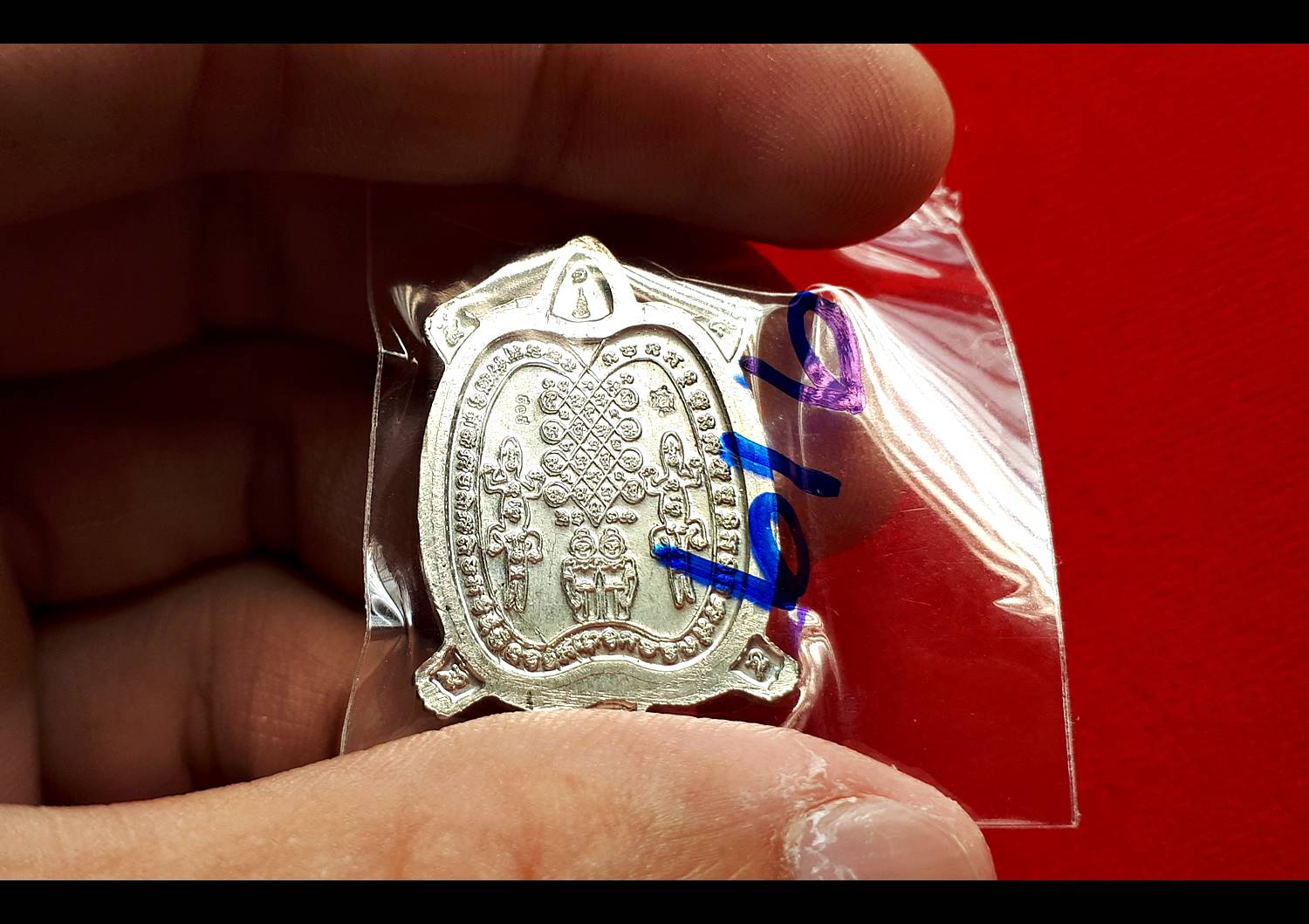 เหรียญ ล็อกเก็ต หลวงปู่หลิว วัดไร่แตงทอง เนื้อดีบุก ฉากหลังสีทอง ด้านหลังมีจิ้กจกและกัณหาชาลี (ขนาดจิ๋ว เม็ดแตง) (บรรจุฝัง เกศา อัฐิ หลวงปู่หลิว และ มวลสารอื่นๆ) ปี2560