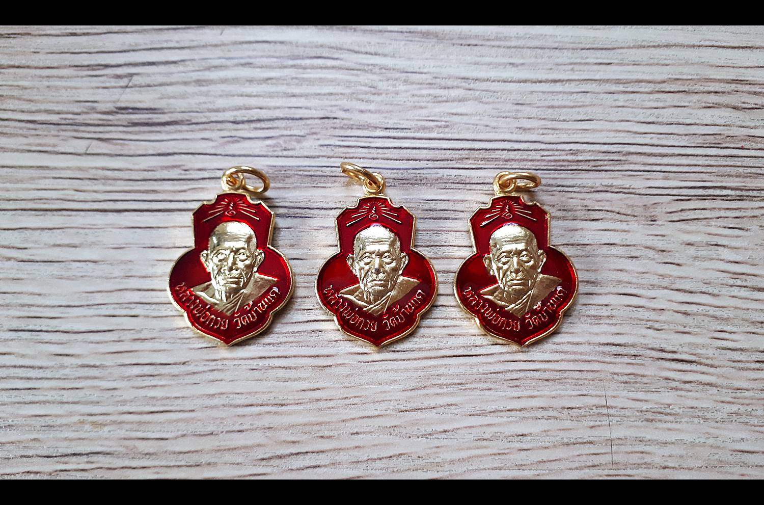 เหรียญหลวงพ่อกวย วัดโฆสิตาราม(วัดบ้านแค) เนื้อกระไหล่ทองคำ ลงยาแดง ปี2562 (แยกจากชุดกรรมการ) #รับประกันแท้ รูปภาพ สี หลวงพ่อกวย วัดโฆสิตาราม(วัดบ้านแค) (ขนาดตั้งบูชา 11x15นิ้ว) ปี2562 #รับประกันแท้ -- #พิธีดีมากดวงจิตหลวงพ่อกวยมาเสกให้เอง