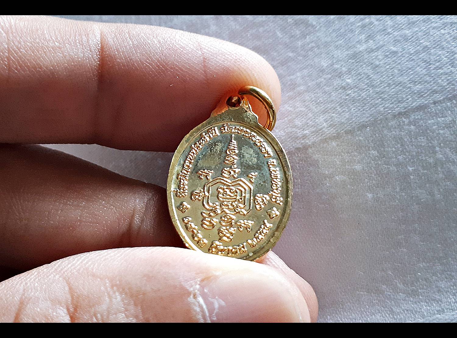 เหรียญหลวงพ่อทอง วัดเขาตะเครา (ทรงวงรี ทรงไข่) เนื้อกระไหล่ทอง ลงยาสีแดง