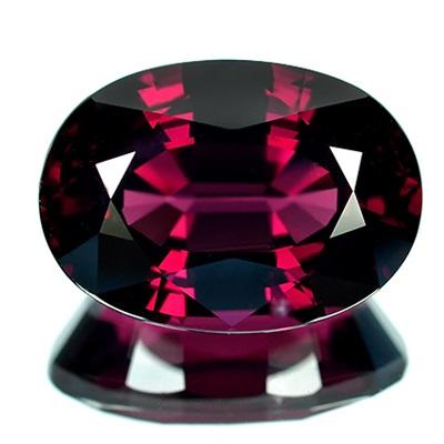 Rhodolite พพลอยโรโดไลท์ รูปไข่ขนาดใหญ่ หนัก 14.32 กะรัต สีแดงเข้ม อมม่วงไม่เกิน5% ความสะอาดมองตาเปล่ามีตำหนิ บริเวณขอบ 1 จุด ลักษณะเหมือนตามด