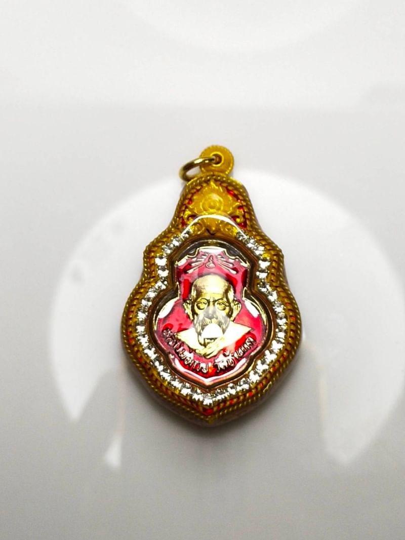 เหรียญหลวงพ่อกวย วัดโฆสิตาราม(วัดบ้านแค) เนื้อกระไหล่ทองคำ ลงยาแดง ปี2562 (แยกจากชุดกรรมการ) #รับประกันแท้ รูปภาพ สี หลวงพ่อกวย วัดโฆสิตาราม(วัดบ้านแค) (ขนาดตั้งบูชา 11x15นิ้ว) พร้อมใส่กรอบ ปี2562 #รับประกันแท้ -- #พิธีดีมากดวงจิตหลวงพ่อกวยมาเสกให้เอง