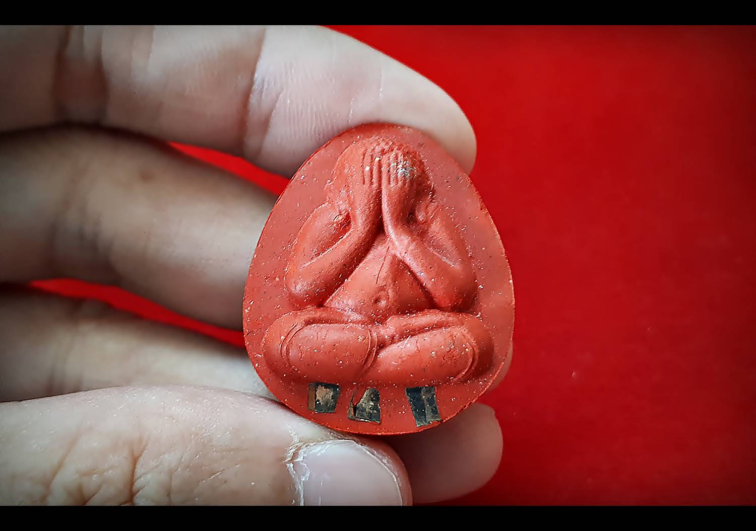 พระปิดตา มหาเศรษฐีเงินล้าน จัมโบ้ เนื้อผงวรรณะ สีแดง (ฝังตะกรุดจตุโรบังเกิดทรัพย์ 3ดอก) (รุ่นนี้ วางบูชาเงินก็เข้า) ปี2555 - หลวงพ่อเล็ก วัดท่าขนุน