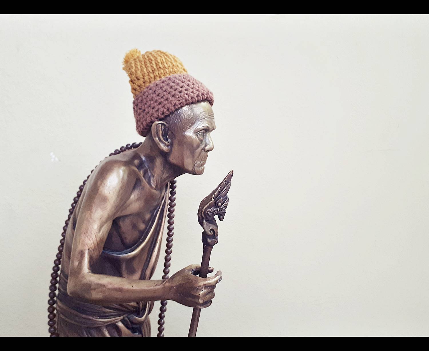 รูปหล่อ หลวงปุ่หมุน วัดบ้านจาน เนื้อโลหะทองเหลือง ยืนถือไม้เท้า พญานาค ขนาดบูชา (องค์ใหญ่ สูง21นิ้ว)