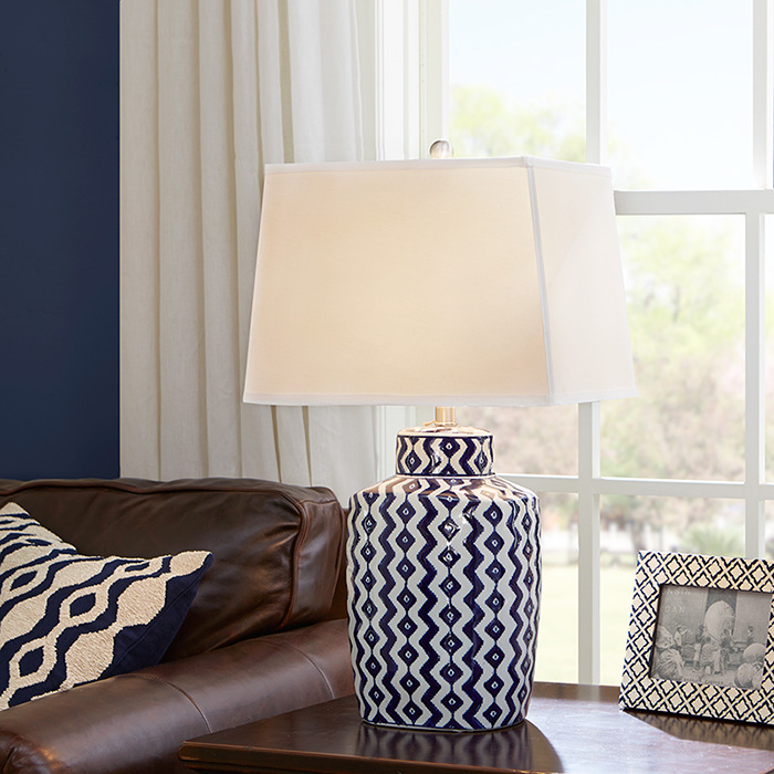 โคมไฟตั้งโต๊ะเซรามิกลายคลื่นสีน้ำเงินขาวโป๊ะโคมผ้าทรงสี่เหลี่ยมคางหมู [TBC-203]