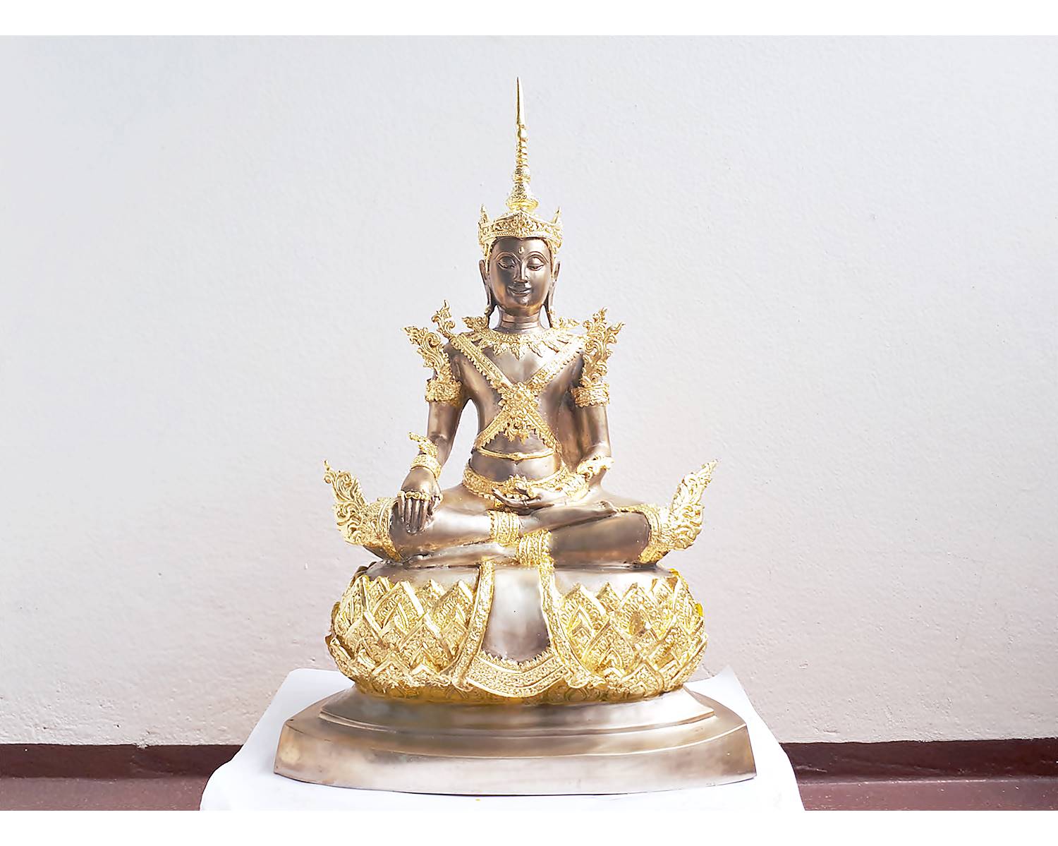 รูปหล่อ พระพุทธรูป พระจักรพรรดิ์ ปางทรงเครื่องพระจักพรรดิ์ (เนื้อทองเหลือง ขัดเงาเงิน 2กษัตริย์ ทรงเครื่องปิดทอง หน้าตัก 8-9นิ้ว)