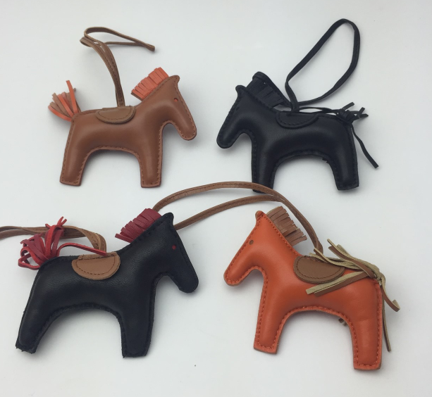 ที่ห้อยกระเป๋า hm charm รูปตัวม้า มีหลายสีสต๊อกเปลี่ยนตลอดสอบถามได้ค่ะ