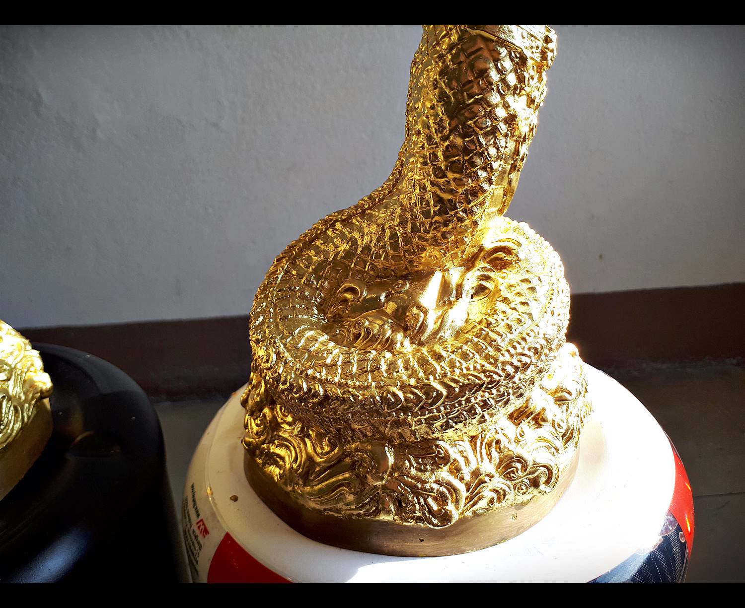 รูปหล่อ พญานาคราช ผู้ชาย ปางพรมมือ (ท่านปู่นาคา-ศรีสุทโธ) พญานาคปรก 7ตน 7เศียร โลหะทองเหลือง ปิดทอง (ขนาดบูชา สูง15นิ้ว) (ขายปลีก ขายส่ง)