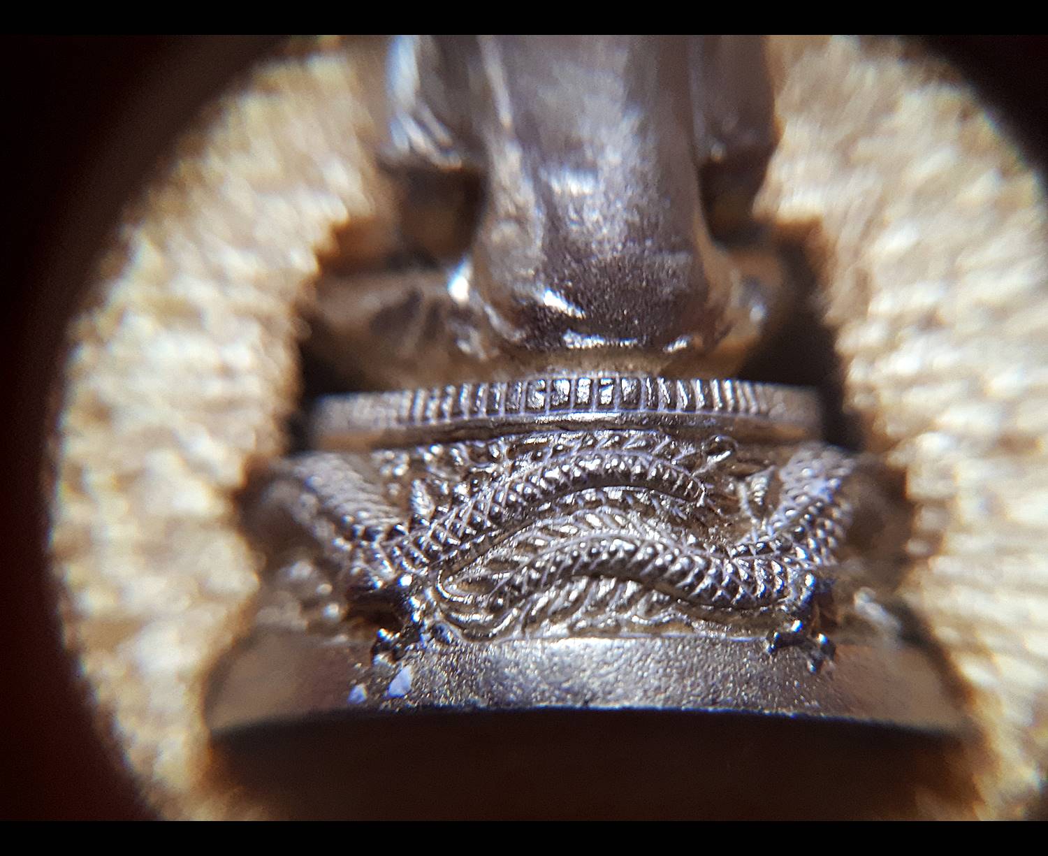 รูปหล่อ เซียนแปะ วัดศาลเจ้า นั่งบัลลังมังกรคู่ (ขี่มังกรคู่ทะลุฟ้า) ใต้ฐานบรรจุมวลสาร เนื้อทองระฆัง (ขนาดห้อยคอ ลอยองค์ สูง3ซม) เศรษฐีสมปราถนา ปี2560 #รับประกันแท้