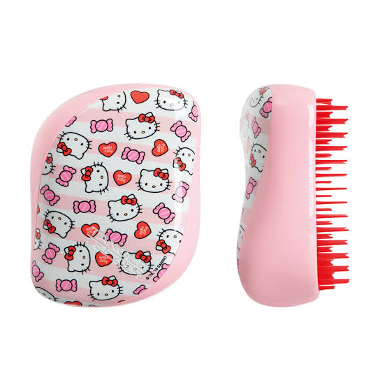 ของแท้จากญี่ปุ่น (ลิมิเตด Kitty) Tangle Teezer Hello Kitty Candy Stripes Compact Style Hairbrush รุ่น compact แปรงหวีผมที่ออกแบบมาให้มีรูปร่างจับถนัดมือ แก้ปัญหาผมยุ่งพันกัน ทำให้หวีได้เรียบลื่น ไม่ติดเส้นผม ไม่ดึงรั้งผมหรือหนังศีรษะ ทำให้ไม่เจ็บหัวเวลาที