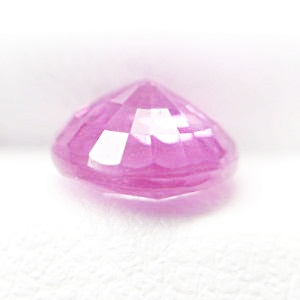 Natural Pink Sapphire พลอยพิงค์ซัฟฟราย รูปกลม หนัก 1.48 กะรัต สีชมพู เบอร์1 สีเข้ม สีหวานสวย ความสะอาดมองตาเปล่าไม่มีตำหนิ ส่องด้วยกล้องขยายมีฟองภายใน