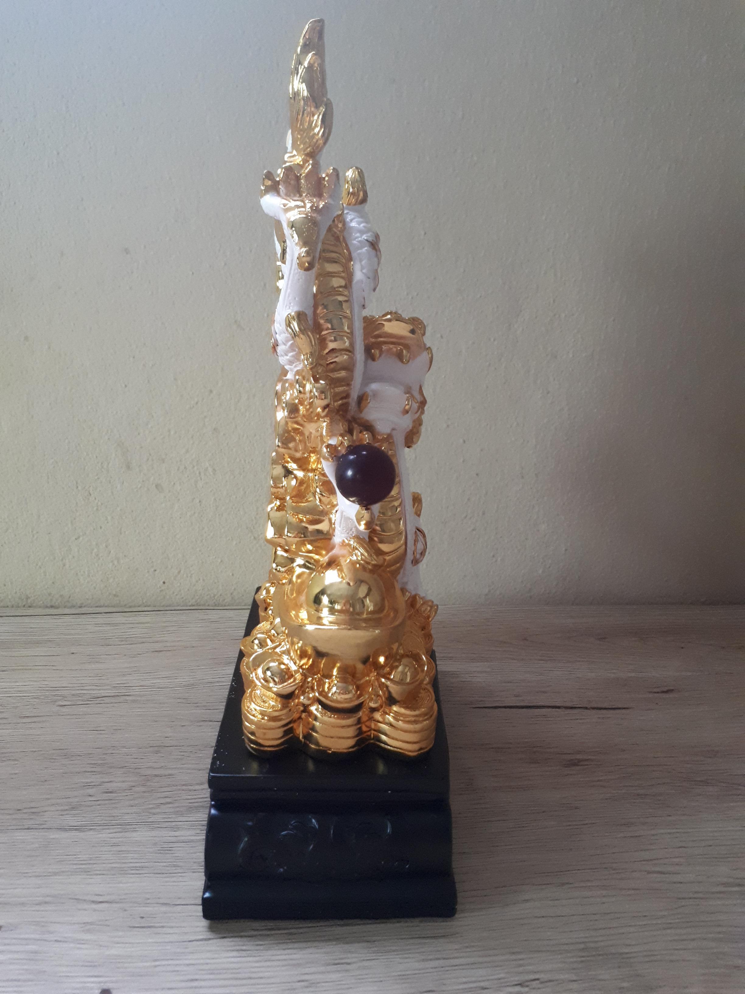 รูปหล่อ มังกรขาว สลับสีทอง ถือลูกแก้วแดง บนกองทอง เนื้อเรซิ่นเหลือบสี (สูง14นิ้ว กว้าง8นิ้ว ลึก4.5นิ้ว)