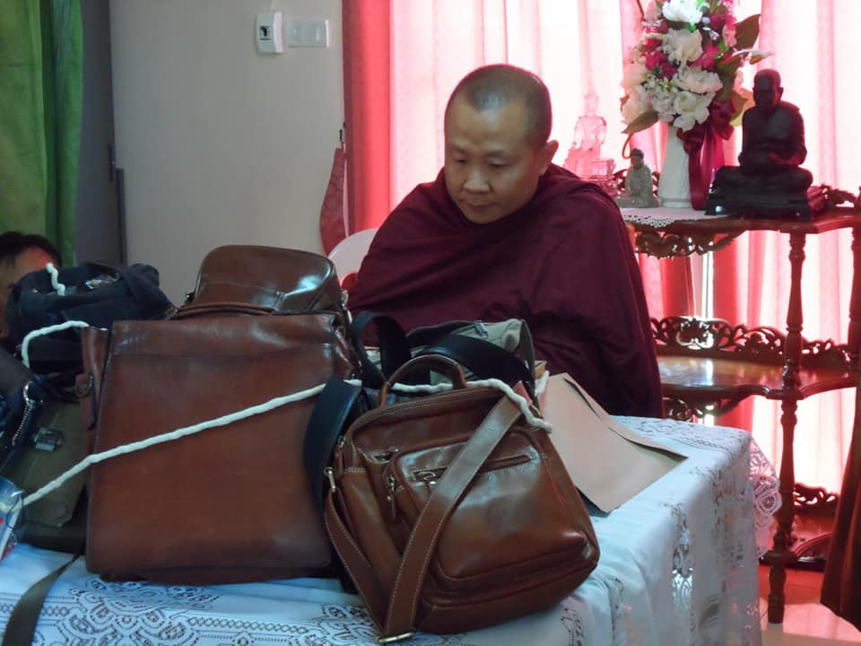 รูปภาพ (แสตมป์) (ขนาดพกพาห้อยคอ) ครูบากฤษดา วัดสันพระเจ้าแดง(วัดป่ายาง) จ.ลำพูน (งานกาชาด ปี2559) (ครูบากฤษดา อธิฐานจิต) #รับประกันแท้