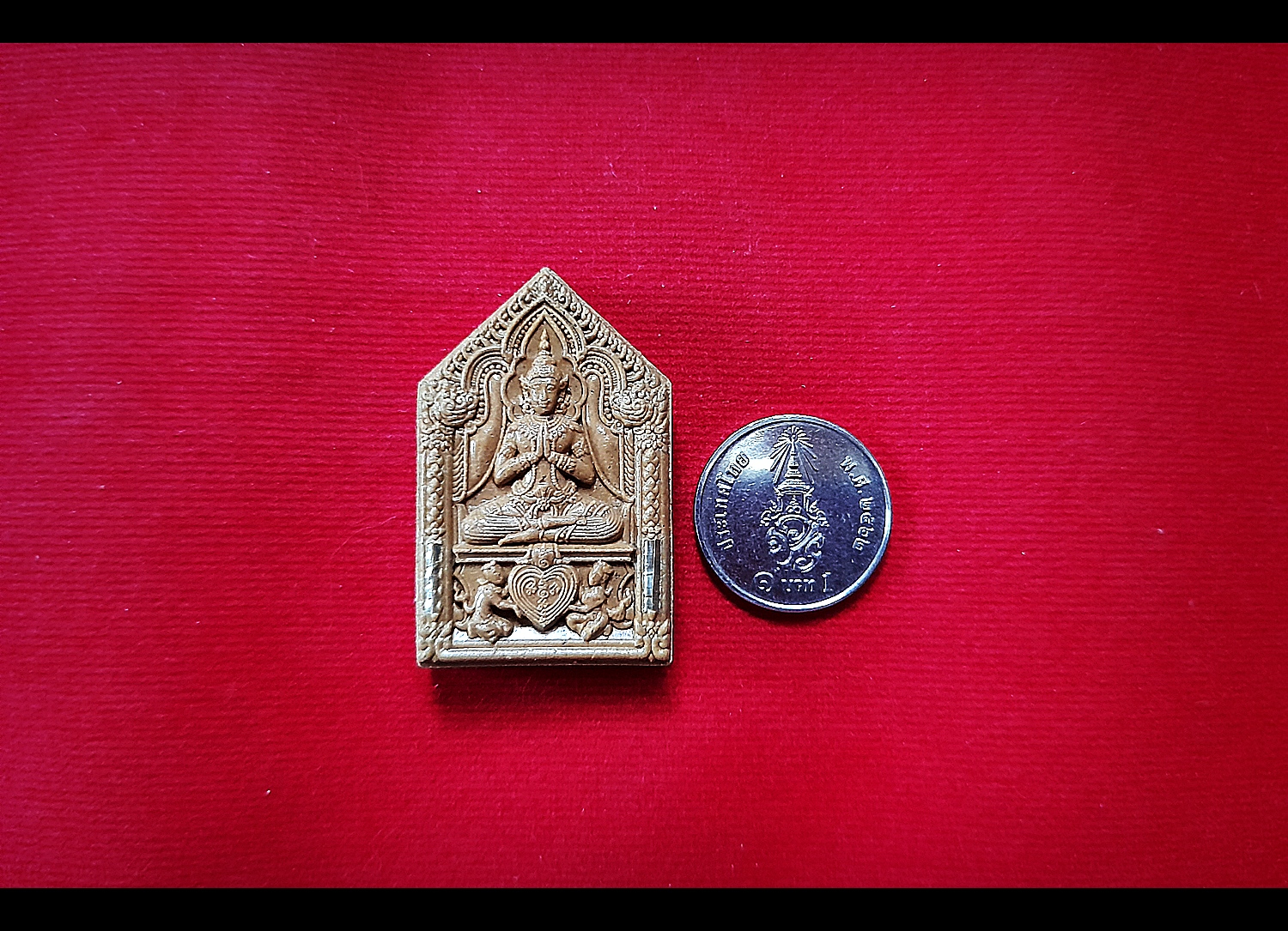 พ่อขุนแผน(วิชามนต์มหาเสน่ห์สายใต้ สายวัดเขาอ้อ) ฝังตะกรุดเงินคู่ เนื้อมวลสารผงผสมแก่ว่าน (ชุดกรรมการ) ด้านหลังโรยผงแร่ ปี2563 - อ.เปลี่ยน หัทยานนท์ (สายใต้ สายวิชาวัดเขาอ้อ))