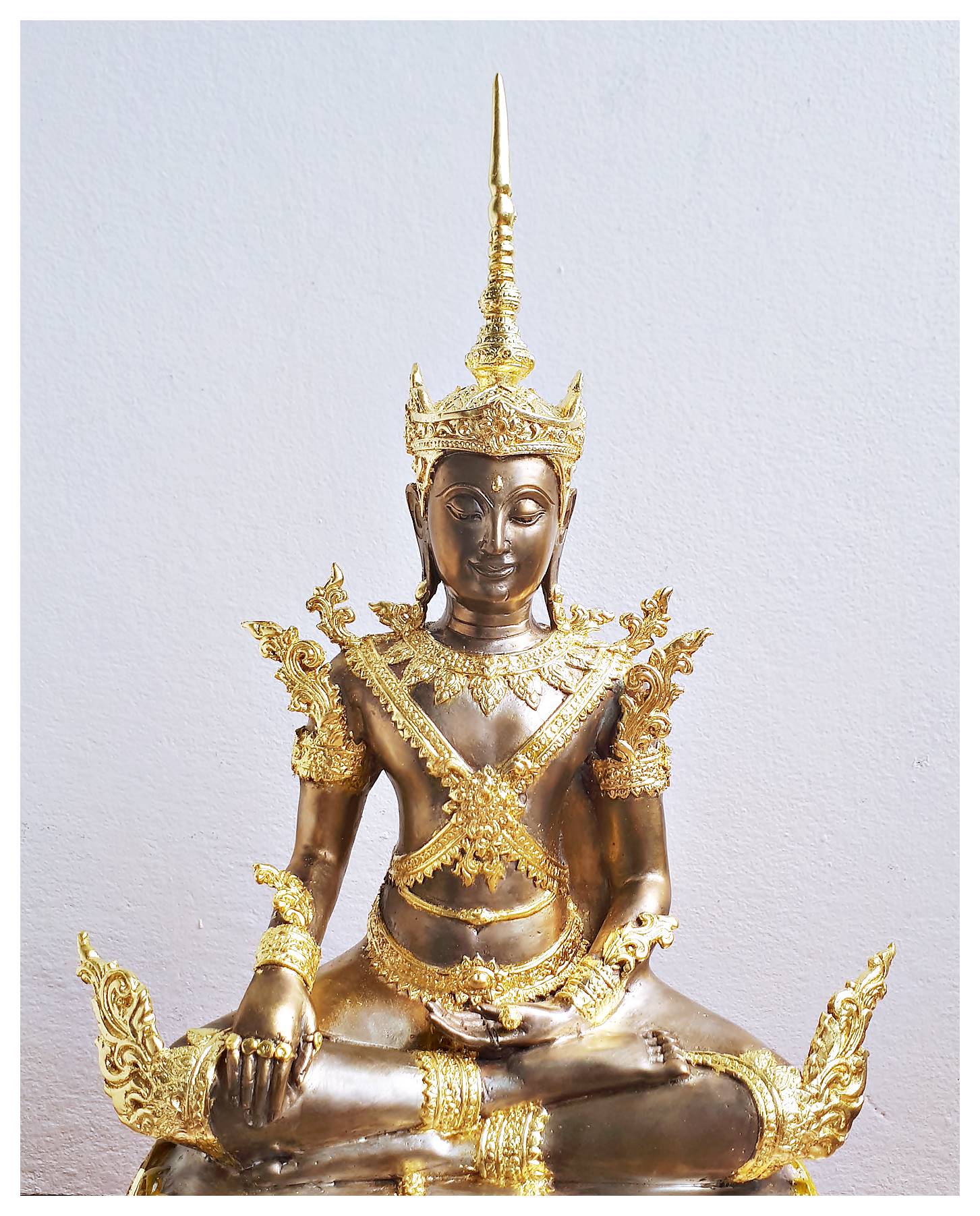 รูปหล่อ พระพุทธรูป พระจักรพรรดิ์ ปางทรงเครื่องพระจักพรรดิ์ (เนื้อทองเหลือง ขัดเงาเงิน 2กษัตริย์ ทรงเครื่องปิดทอง หน้าตัก 8-9นิ้ว)