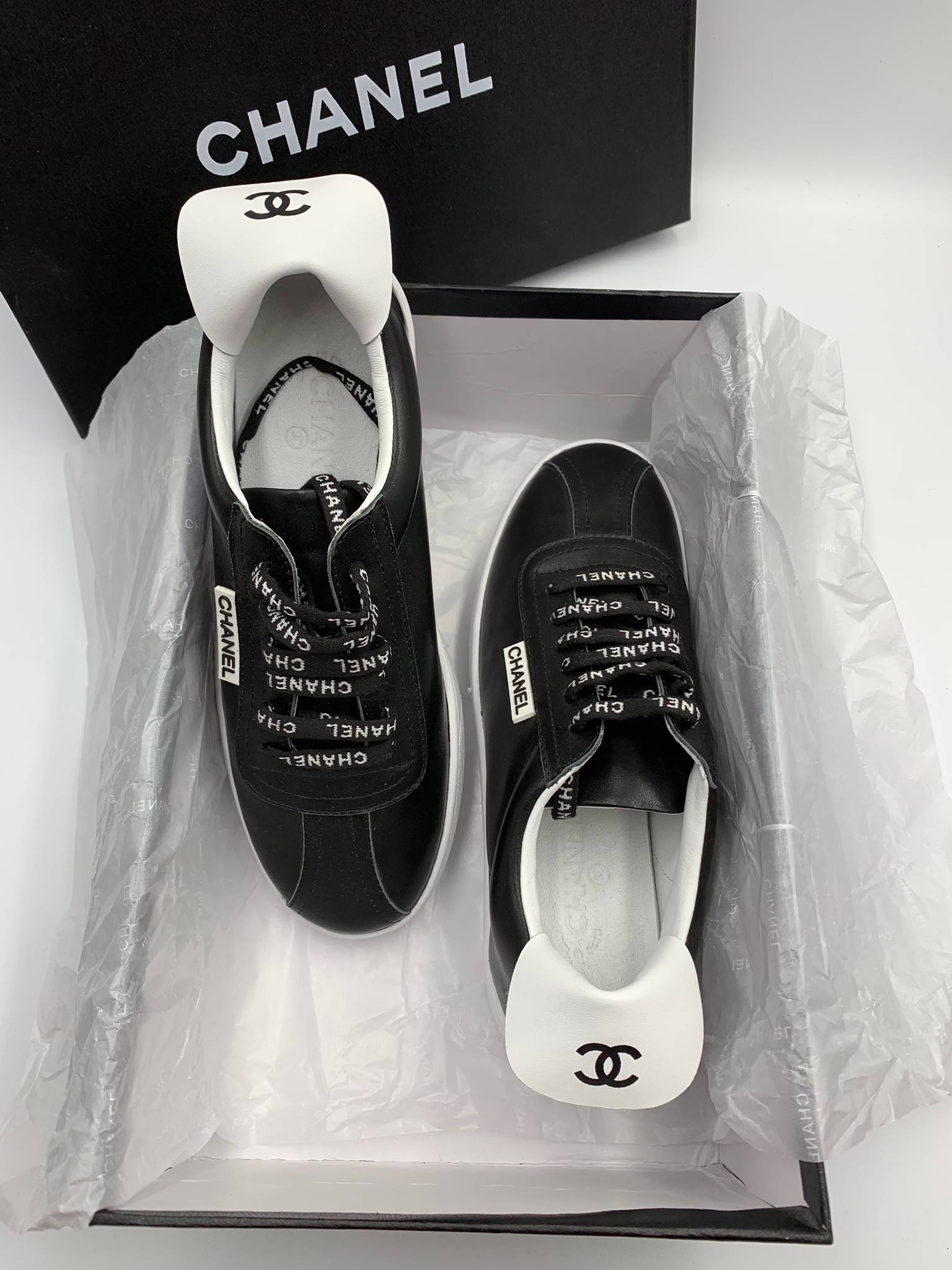 รองเท้าผ้าใบ cn cc sneakers รุ่นใหม่ สีขาวกับดำ สอบถามไซส์ได้ค่ะสต็อคของเปลี่ยนตลอด