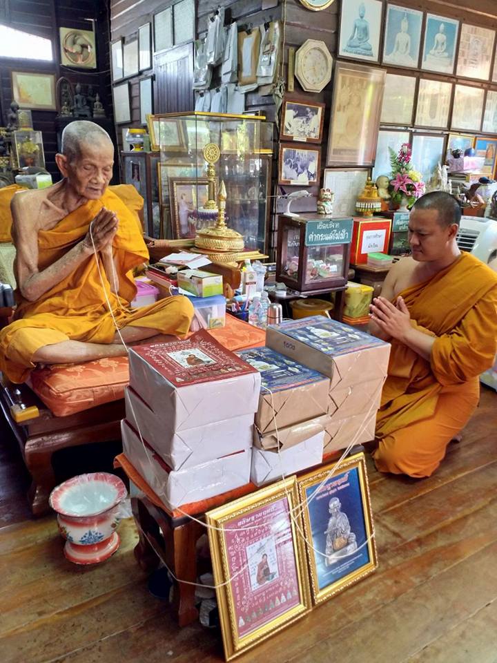 แผ่นภาพ หลวงพ่อกวย นั่ง อธิษฐานทำน้ำมนต์ ปี2561 (ปลุกเสกแล้ว ขนาด A4)