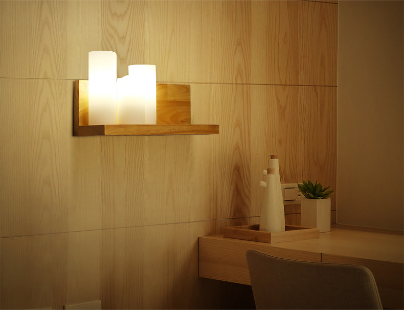 โคมไฟติดผนังภายในไม้โมเดิร์นประดับแท่งเทียนแก้ว 3 แท่ง สีขาวขุ่น [BM2094-3]