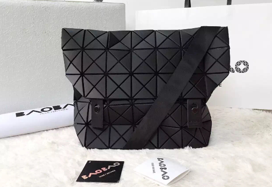 กระเป๋าสะพายข้าง issey rock sholder bag รุ่นใหม่ สีดำแมทด้าน