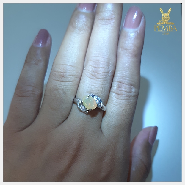 แหวนโอปอลเหลือง อัญมณีศิลปะสีเหลือบรุ้ง ใส่เก๋ๆ ดูมีสไตล์