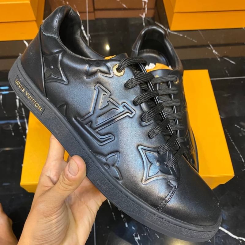 รองเท้า lv men sneakers ชาย size 40-45 มีหลายแบบกดดูด้านใน