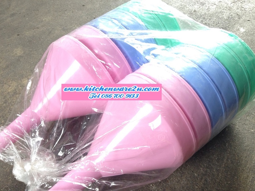 P04106 กรวยกรอกเอนกประสงค์ (13*13*18 cm) เกรดเอ No.22-3 ราคาส่งต่อโหล : 12 ใบ