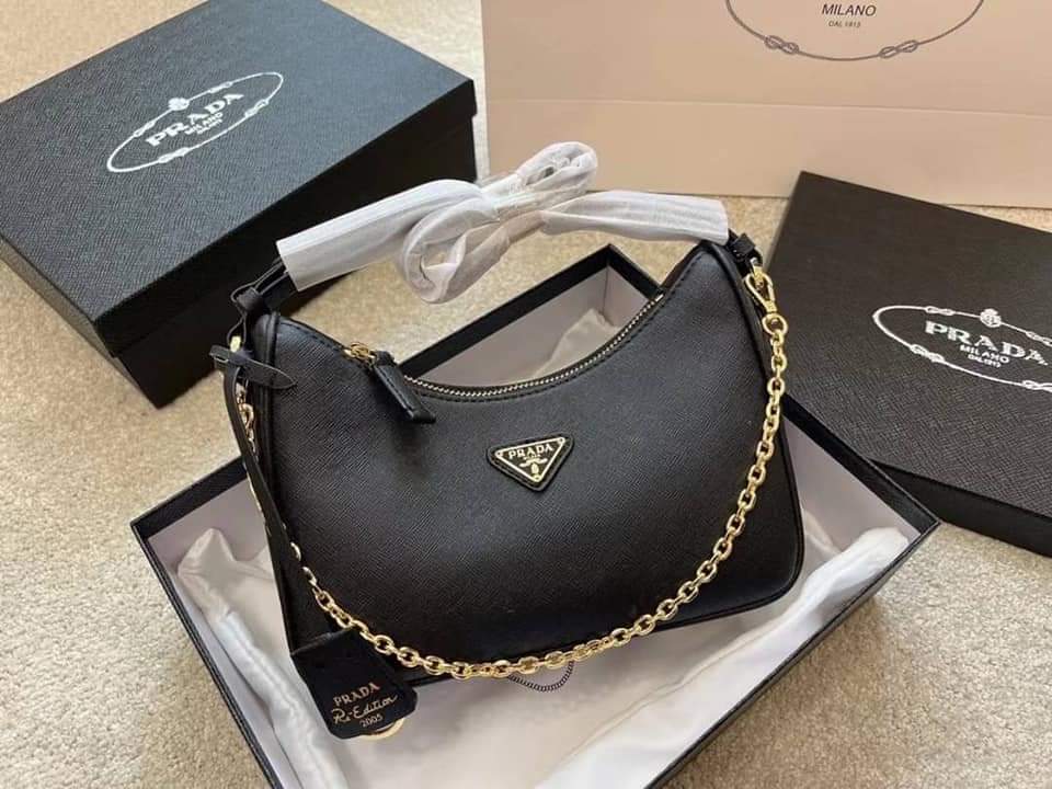 Prada Padded leather shoulder bag (แอดไลน์ก่อนสั่งซื้อ)