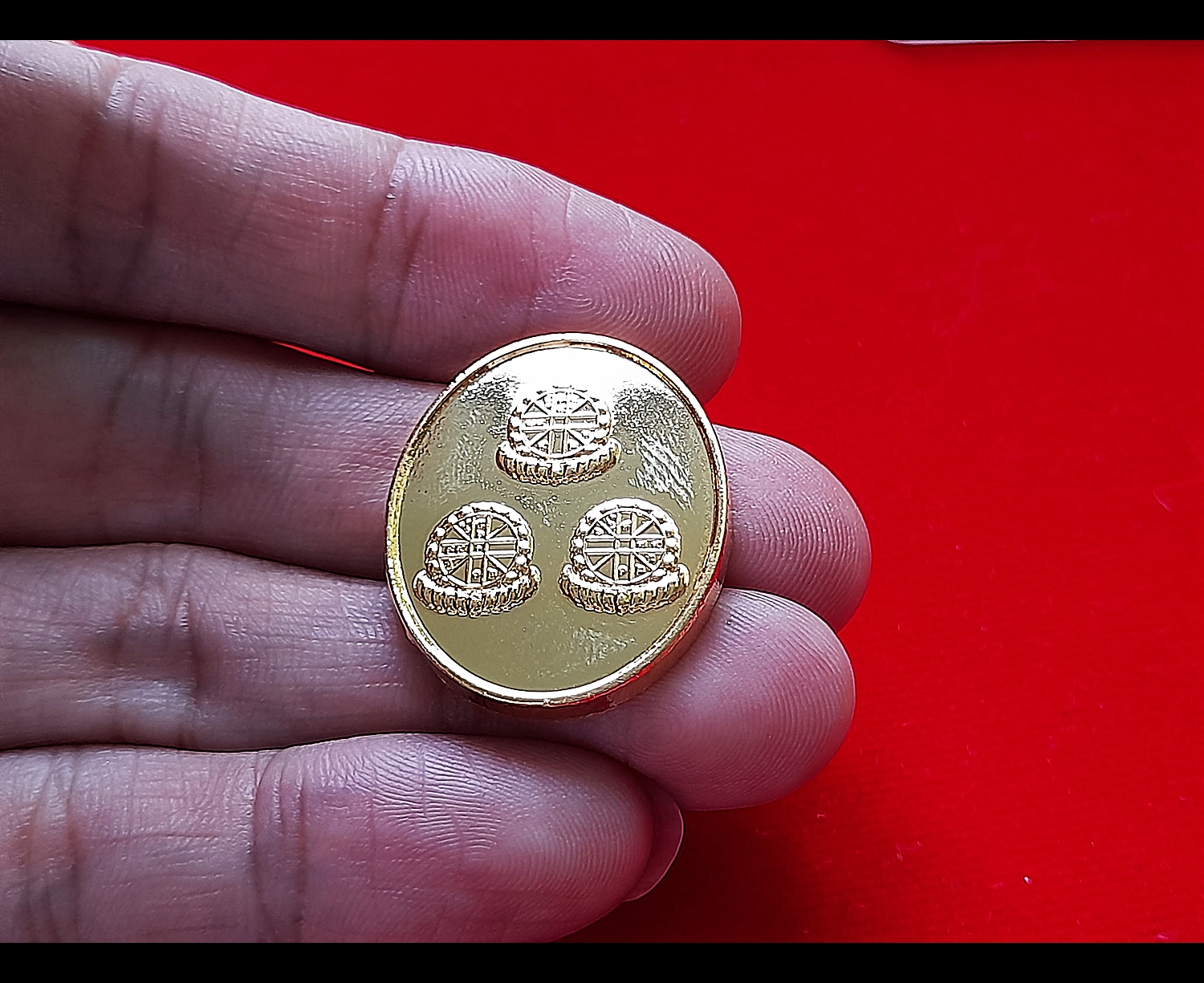 เหรียญหนุนดวง เนื้อชุบทอง ปี2564 (เป็น ยันต์ 3ดวง ดวงประสูติ ดวงตรัสรู้ ดวงปรินิพพาน ของพระพุทธเจ้า) (#ค้ำหนุนดวงชะตาตลอด24ชั่วโมงที่ใส่) #รับประกันแท้