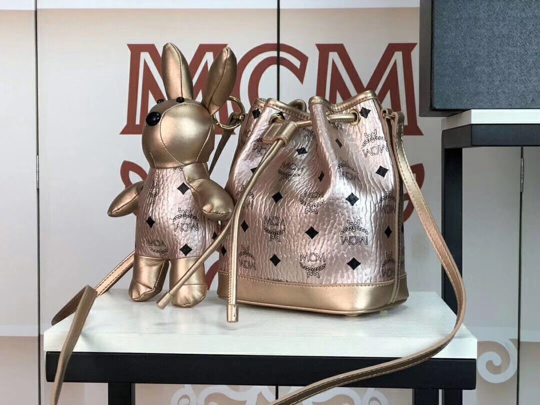 กระเป๋า mcm สะพายข้าง พร้อมกระต่าย ไซส์ 32 * 18 cm